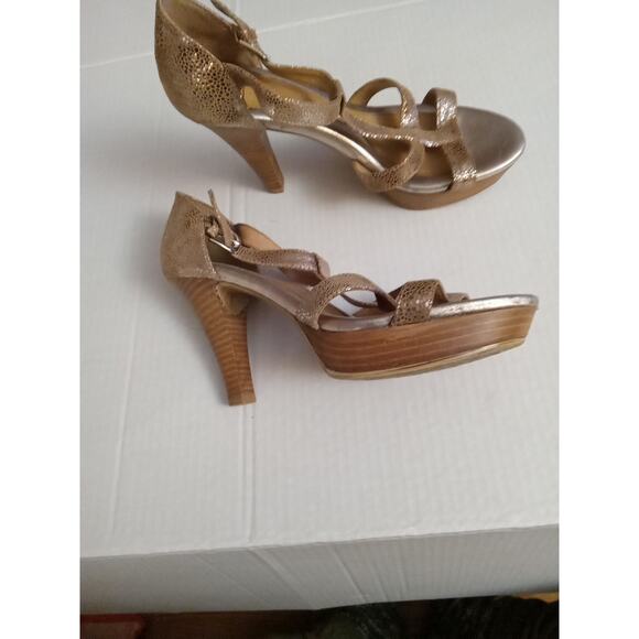 Sofft women size 8M T-strap metallic champagne platform heel leather sandals - Picture 7 of 9